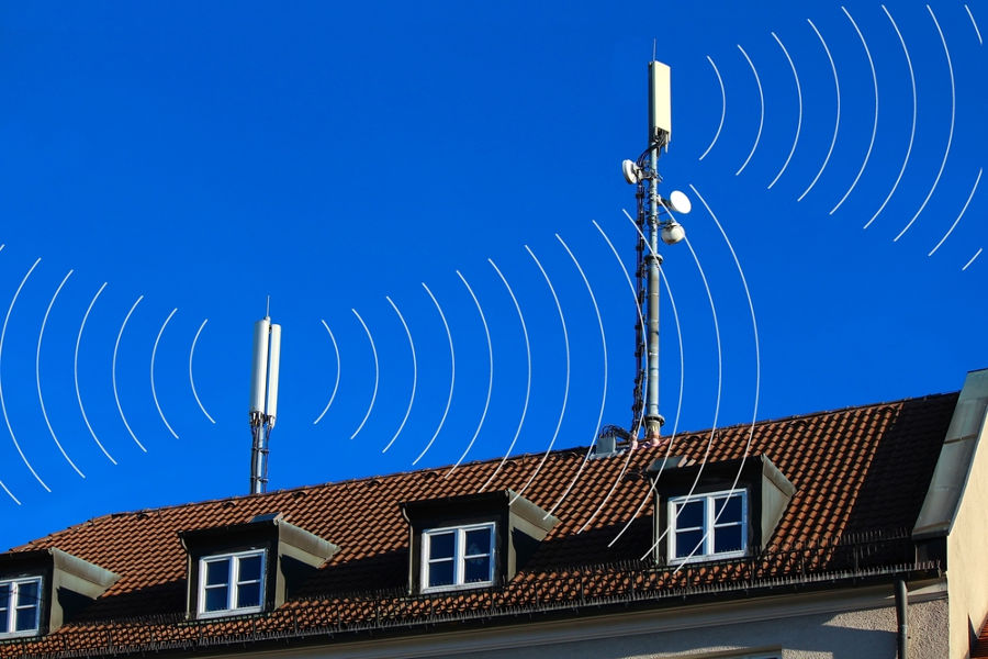 As antenas de telefonia móvel utilizam ondas de rádio.