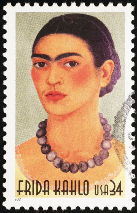 Selo com a imagem de Frida Khalo, mulher que questionava as normas morais da sua época.