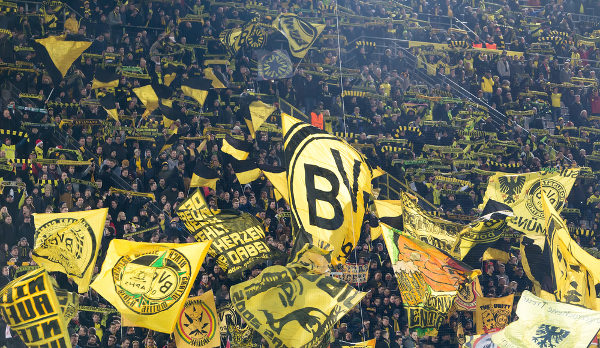 Torcida do Borussia Dortmund, da Alemanha.