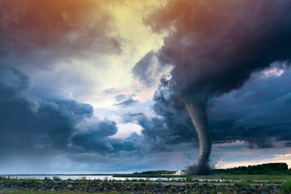 Imagem de um tornado em referência à diferença entre furacão e tornado.