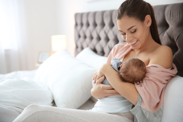 É recomendado que o aleitamento materno seja realizado de maneira exclusiva nos primeiros seis meses.