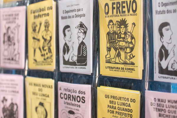 A literatura de cordel é um exemplo de elemento cultural genuinamente brasileiro. [1]