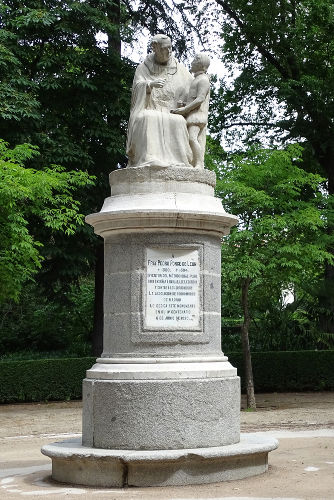 Estátua em homenagem a Pedro Ponce de León, monge beneditino considerado um dos pioneiros na educação de surdos.