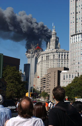 Momento do desmoronamento da Torre Sul do World Trade Center durante o atentado de 11 de setembro.