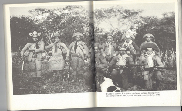 Bado de corisco, á esquerda corisco, e ao lado do cangaceiro, sua companheira  Dadá. Foto de Benjamin Abrahao Botto,  1936.  