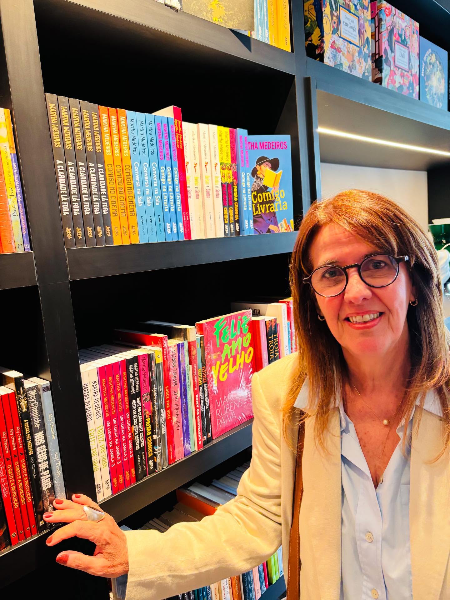 Fotografia de Martha Medeiros, uma autora brasileira da literatura contemporânea. 
