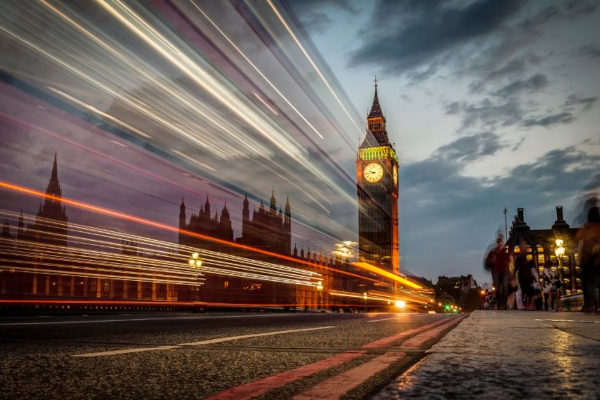Foto noturna do Big Ben, um dos cartões postais de Londres, no Reino Unido