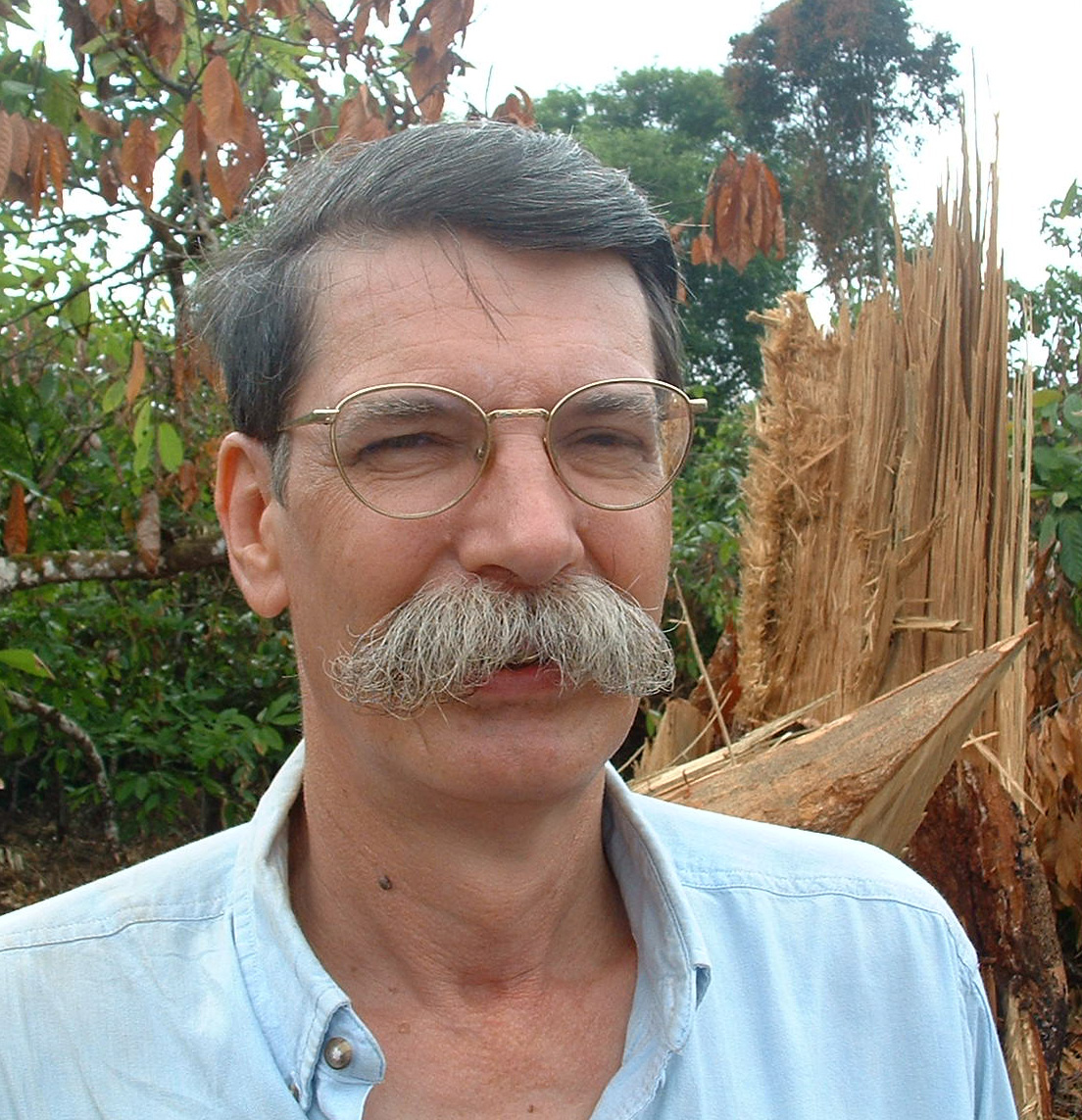 Philip Fearnside é um homem mais velho branco com bigode