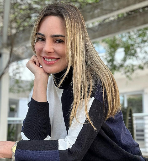 Rachel Sheherazade é uma mulher branca loira