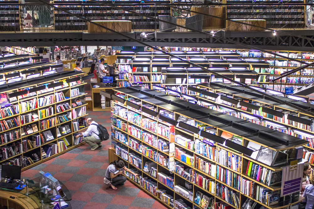 Biblioteca fotografada de longe com pessoas estudando
