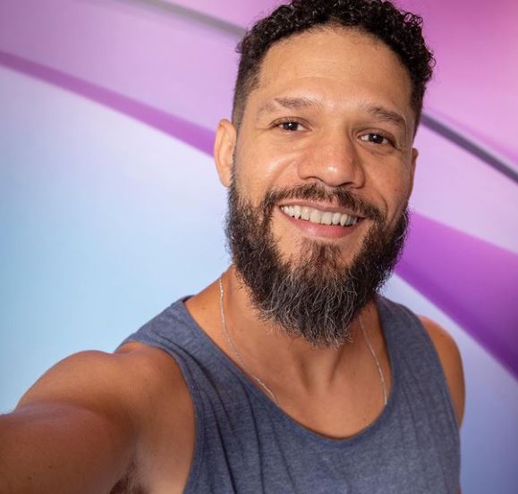 Juninho é um homem com barba grisalha 