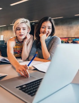 Estudantes no computador sorrindo