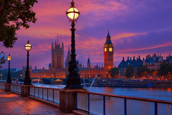 Foto noturna do Big Ben, um dos cartões postais de Londres, no Reino Unido