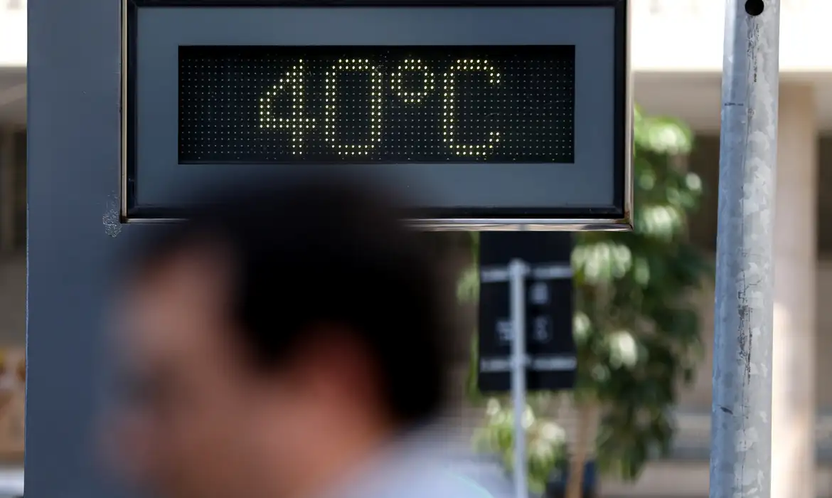 Termômetro público mostra 40ºC