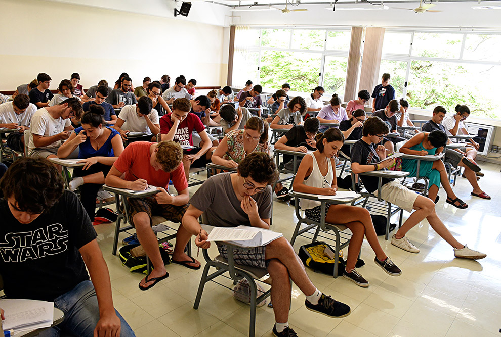 Estudantes em prova do vestibular da Unicamp. 