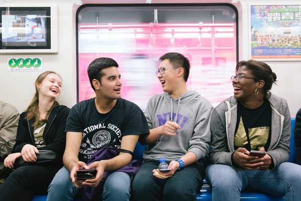 Estudantes universitários em metrô