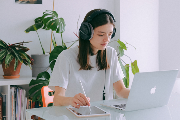 Estudante fazendo curso online