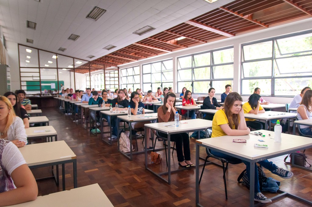Estudantes em dia das provas do vestibular da UFPR