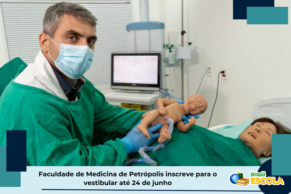 Foto: Médico incenando parto com bonecos.Texto: título da notícia