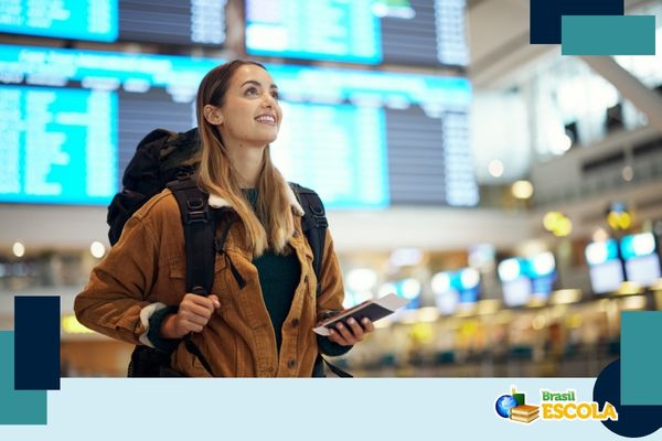 Estudante mulher viajando em referência ao intercâmbio.