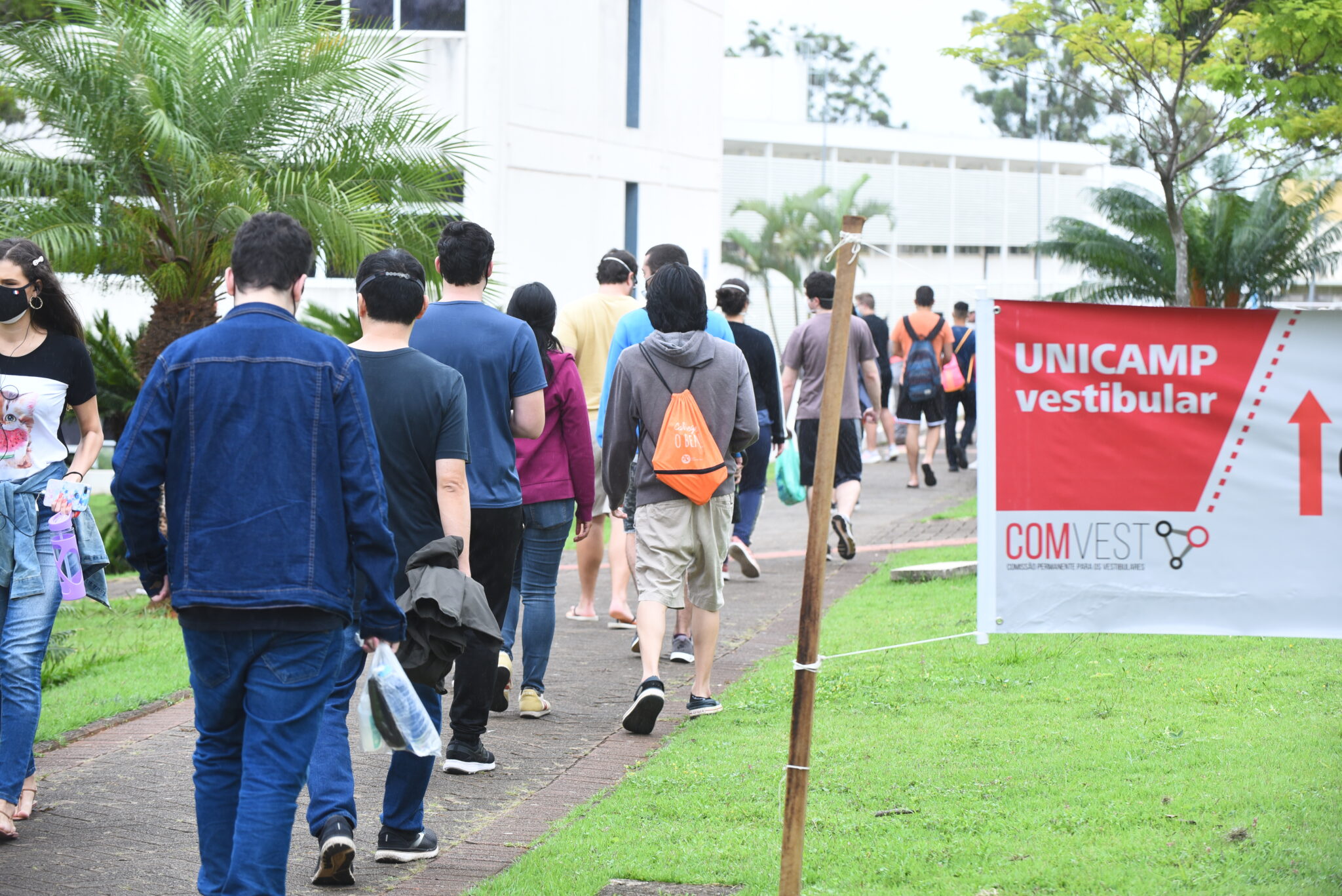 Estudantes caminhando no campus da Unicamp