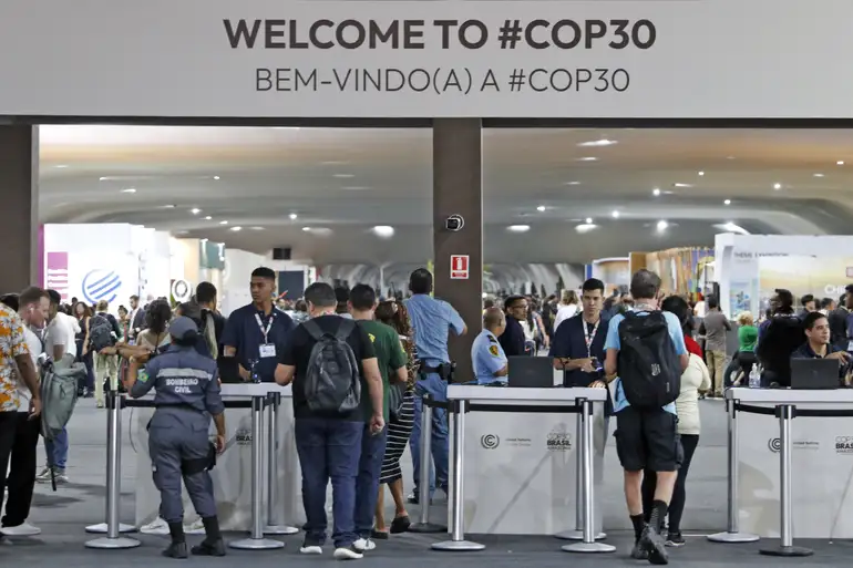 Participantes na entrada da COP 30 em Belém, no Pará