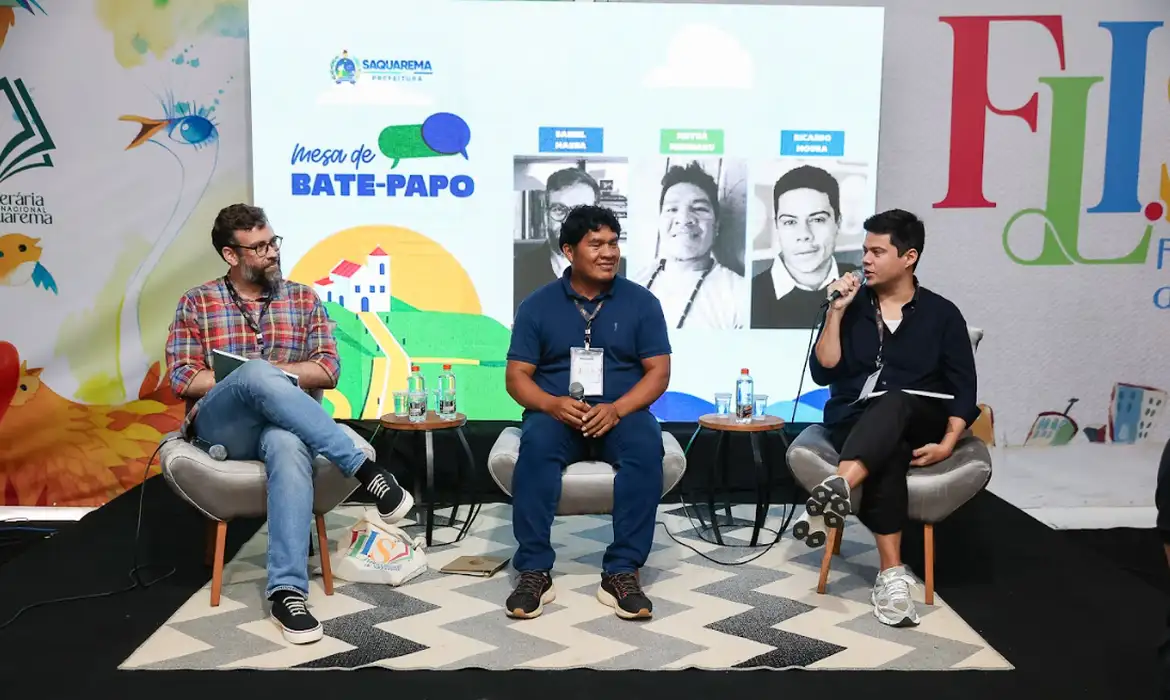 Autores do primeiro livro indantil em língua indígena do Alto Xingu